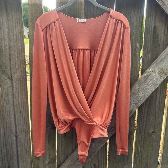 Free People Turnt Metallic Shiny Peach Orange V Neck Drapey Long Sleeve Bodysuit - Picture 5 of 13